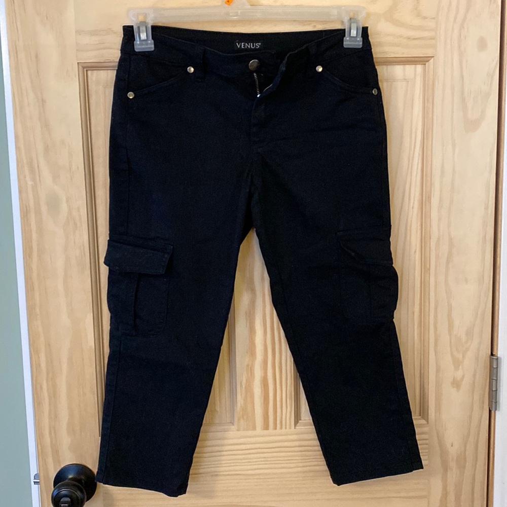 Comfy Capris Venus size 4 stretchy cargo style.